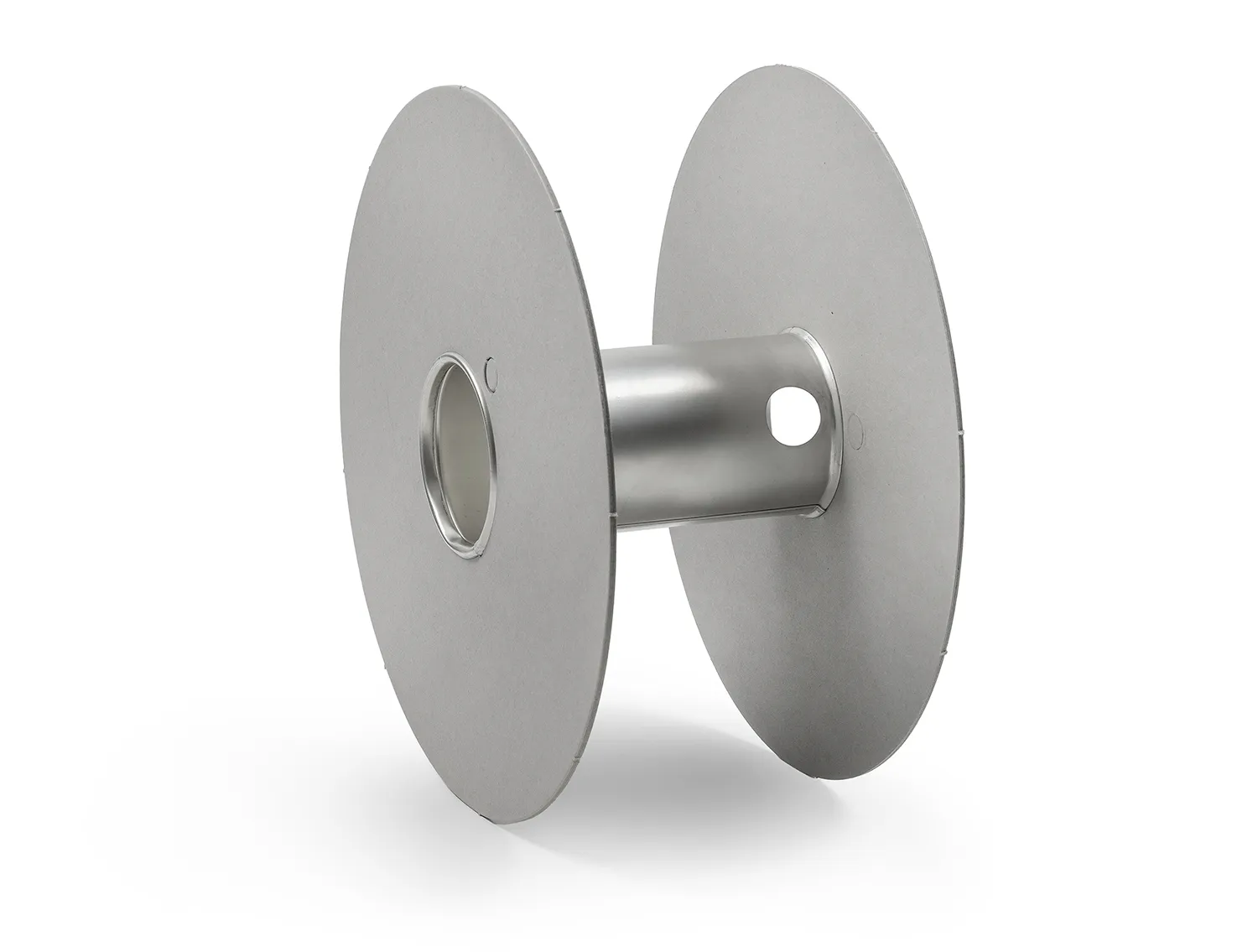 monplast-reels-cardboard-aluminum-aluminum-cardboard-8 An empty cardboard and aluminum reel for industrial electric cables on a neutral background.