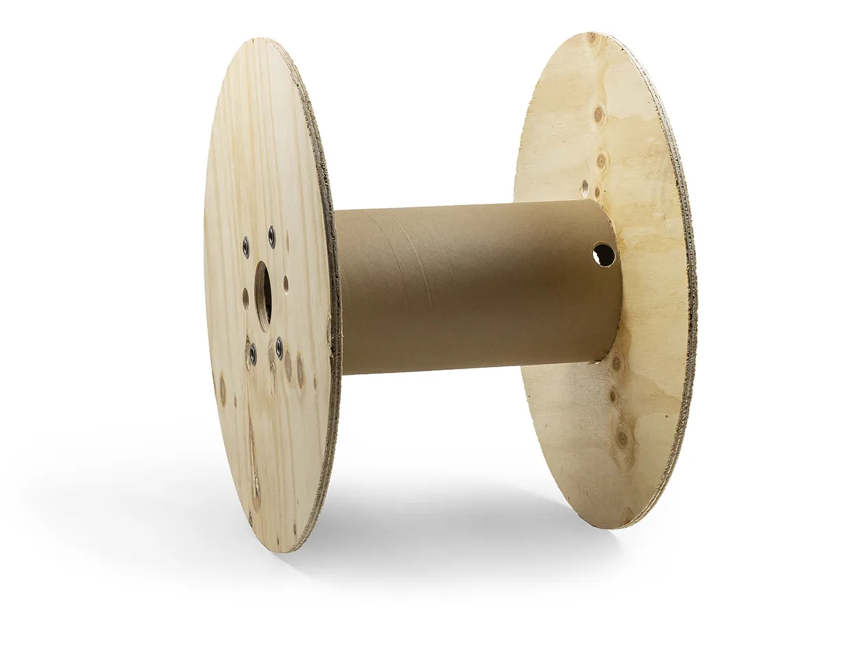 monplast-reels-coil-plywood-wood-cardboard-13 An empty plywood and cardboard reel for industrial electric cables on a neutral background.